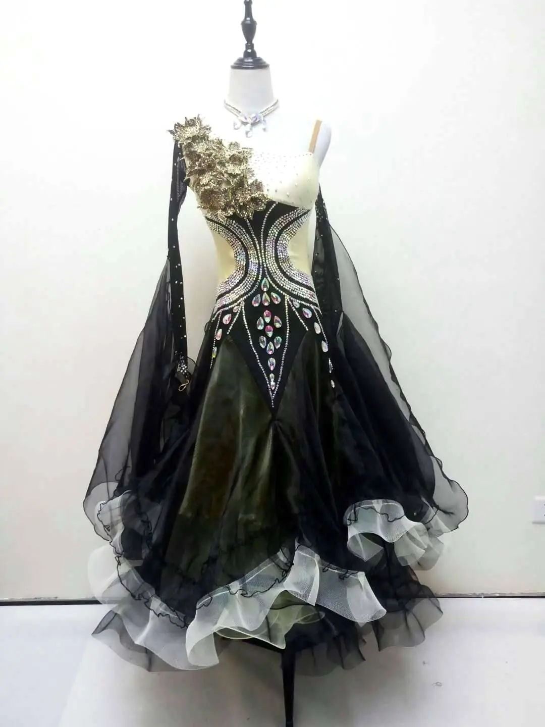 Black Ballroom Competition Dress with Gold Decoration Flowers