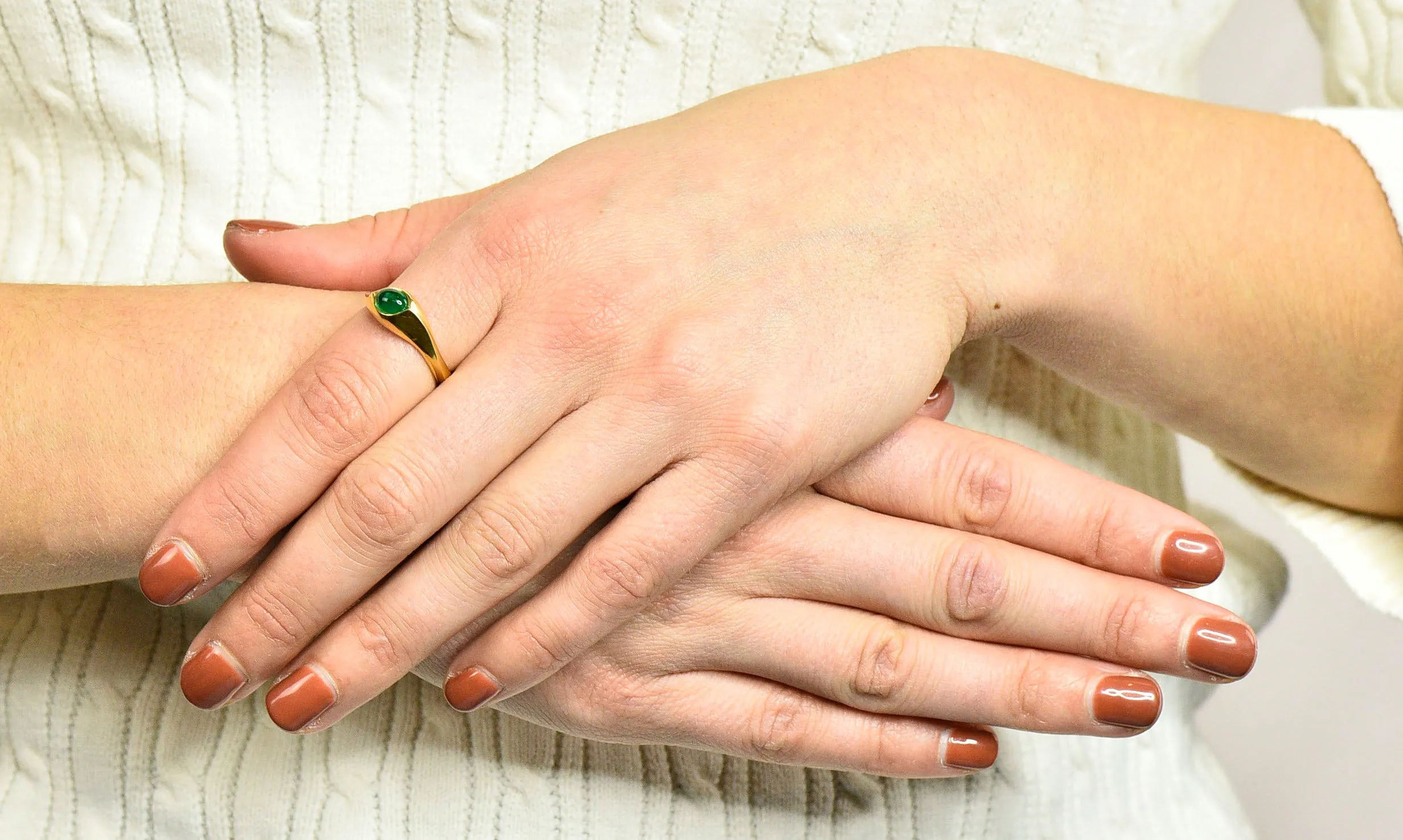 Vintage Emerald Cabochon 18 Karat Gold Eyelet Band Ring Circa 1990s